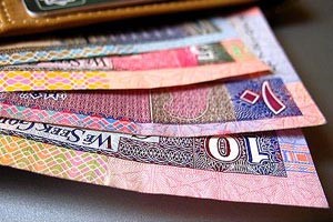 مواطن يتهم صديقه بسلبه 300 دينار وبطاقته البنكية بمعاونة مجهولين