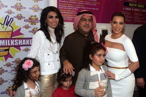 كيم كارديشيان مع بعض الحضور