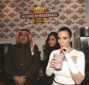 كيم خلال تجربتها لاحد منتجات millions of milkshakes