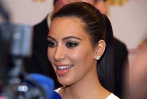 بالفيديو.. استقبال جنوني لكارديشيان في الكويت وأميركا طالبت بتوفير حماية أمنية كاملة لها