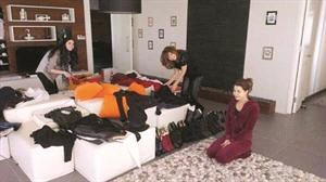 نانسي عجرم في غرفتها مع الكثير من الملابس والاحذية
