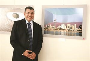 حامد العميري امام احدى لوحاته﻿
