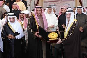 الحمود يتلقى درعا تكريمية من فيصل الجزاف
