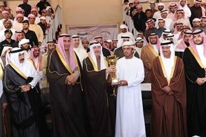الشيخ مبارك الحمود يسلم كاس البطولة للوفد الفائز