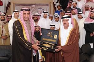 تبادل الدروع التذكارية مع وفود الخليج
