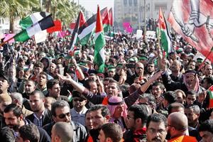 الاف الاردنيين يتظاهرون ضد رفع الاسعار امس اپ
