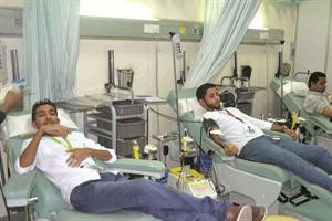 اعضاء المجموعة خلال التبرع بالدم