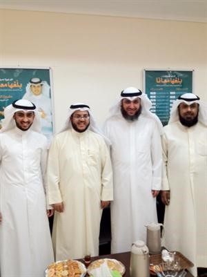 بدر الحجرف وعبدالعزيز العويد خلال زيارتهما الى احد مكاتب اللجنة﻿