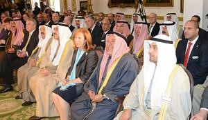 صاحب السمو الامير الشيخ صباح الاحمد والشيخ احمد الحمود ود نايف الحجرف والشيخ علي الجراح مع الحضور في احتفال بيت الاستثمار في لندن