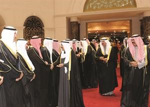 صاحب السمو مصافحا مستقبليه من كبار الشيوخ والمسؤولين﻿