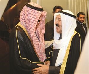 صاحب السمو الامير الشيخ صباح الاحمد مصافحا سمو ولي العهد الشيخ نواف الاحمد﻿