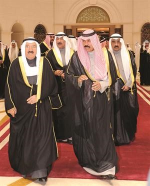 صاحب السمو الامير الشيخ صباح الاحمد لدى وصوله البلاد امس وفي استقبال سموه سمو ولي العهد الشيخ نواف الاحمد والشيخ جابر العبدالله والشيخ فيصل السعود وكبار الشيوخ ورجالات الدولة﻿
