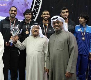يونس الطاهر واحمد الجاركي يقدمان الكاس﻿