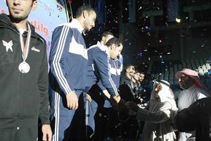 الطاهر يهنئ اللاعبين بالقابهم﻿