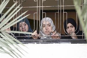 اقارب الشهيد الفلسطيني الذي توفي امس اثر انفجار صاروخ اسرائيلي جنوب غزة يبكونه اثناء الجنازة افپ