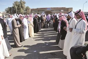 جموع من الناخبين ومندوبي المرشحين امام احدى اللجان انتظارا للاقتراع