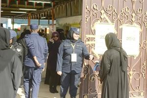 الشرطة النسائية تنظم عملية الدخول للاقتراع