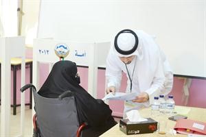 مساعدة من احد القضاة لاحدى الناخبات