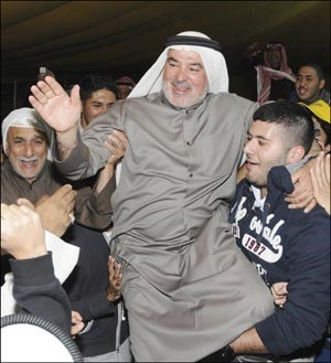 النائب صالح عاشور محمولا على الاكتاف احتفالا بفوزه