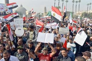 مئات الالاف احتشدوا امام جامعة القاهرة في مليونية الشرعية والشريعة تاييدا للرئيس المصري د محمد مرسي امس 