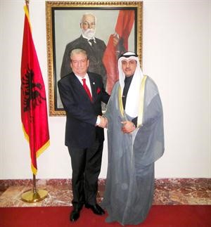 ممثل صاحب السمو الامير مصافحا رئيس وزراء البانيا﻿