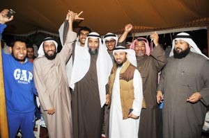 النائب عبدالرحمن الجيران يحتفل بالفوز بين انصاره ويبدو دخالد الخراز يشاركه الفرحة