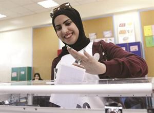 مواطنة تقترع في احدى لجان الدسمة رويترز