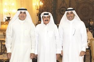 جاسم الخشتي متوسطا عبدالعزيز الحساوي وفواز الحساوي﻿