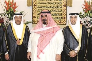 اللواء الشيخ احمد الخليفة يبارك للمعرس وعمه اللواء طارق حمادة﻿