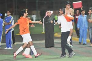 فرحة لاعبي فريق ثابت بن القيس بالتاهل
