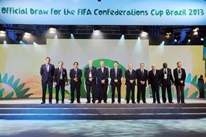 مدربو المنتخبات الثمانية مع اعضاء فيفا خلال حفل القرعة افپ
