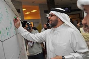 دراشد العجمي يسجل كلمة خلال المعرض
