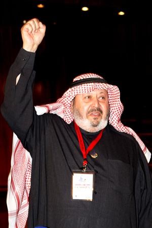 القناعي يرفع قبضته فرحا بالفوز﻿
