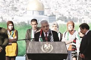 الرئيس الفلسطيني محمود عباس يلقي خطابه امام الاف المحتشدين في استقباله امس 	افپ ﻿