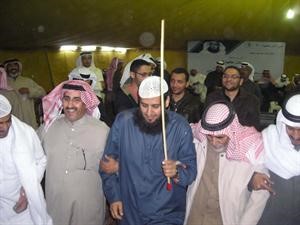 الدوسري مؤديا العرضة خلال الاحتفال بالفوز﻿