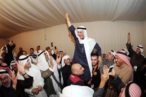 النائب عدنان المطوع محمولا على الاكتاف بعد الفوز ﻿