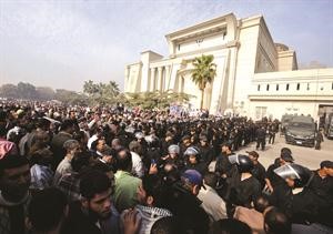 المتظاهرون خلال محاصرتهم للمحكمة الدستورية العليا في مصر امس افپ