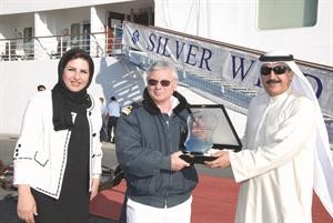 سالم تقي يقدم درعا تذكارية من مؤسسة الموانئ الى قبطان السفينة بحضور ماجدة بهبهاني﻿