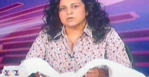 بالفيديو.. مشاجرة نسائية داخل عربة المترو بسبب الرئيس مرسي.. ومقدمة برامج مصرية تحمل كفنها على الهواء