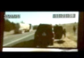 بالفيديو .. شاهد خروج 14 مهاجر غير شرعي من سيارة واحدة وهروبهم في البراري من الشرطة