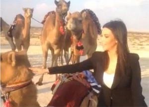 بالصور.. كيم كارداشيان تشرب حليب النياق في البحرين.. وتتصدر البحث في ياهو