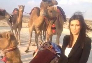 بالصور.. كيم كارداشيان تشرب حليب النياق في البحرين.. وتتصدر البحث في ياهو