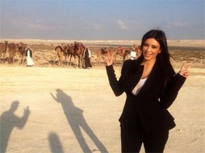 بالصور.. كيم كارداشيان تشرب حليب النياق في البحرين.. وتتصدر البحث في ياهو
