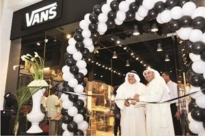 فيصل المطوع يفتتح الفرع الثاني لمحلات Vans في الافنيوز﻿