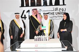 الشيخ صباح الخالد مشاركا السفير علي بن شكر قطع كعكة الاحتفال﻿