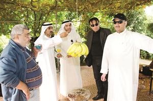 المزارع ناصر العازمي يستعرض للصحافيين اهم الاشجار المثمرة التي تنتج لاول مرة في الكويت﻿