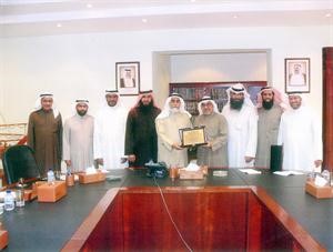 عبدالمحسن الخرافي يتسلم درعا من وفد الصم

