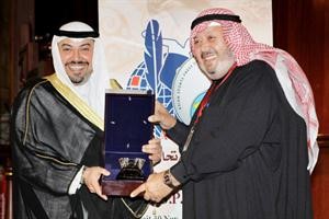 الزميل فيصل القناعي يقدم درعا تذكارية للشيخ طلال الفهد﻿