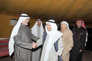 صالح عاشور يستقبل احد الناخبين
