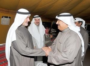 عاشور يتلقى تهنئته
